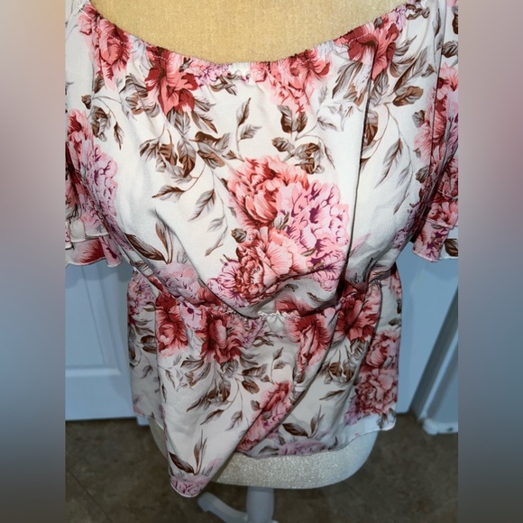 $5 BLOUSE SIZE L. NEW WITHOUT TAGS. $5 IF BUNDLED WITH 3 OR MORE ITEMS - Picture 4 of 8